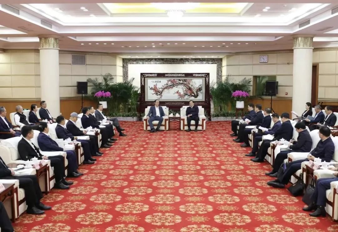 九游老哥董事长李军受邀出席华中科技大学第十六届企业家论坛，，，，，，，并发演出讲